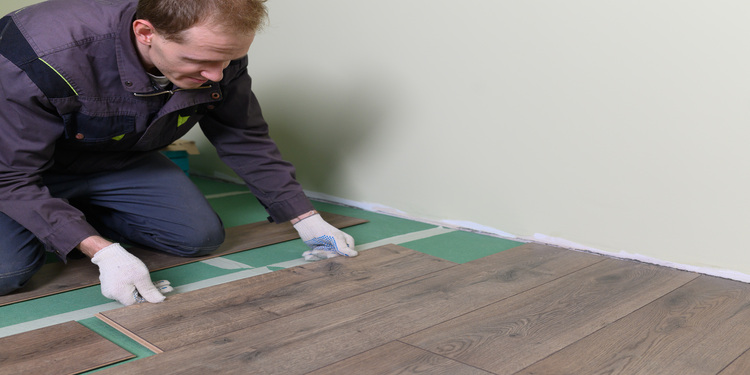 worker laying the laminate