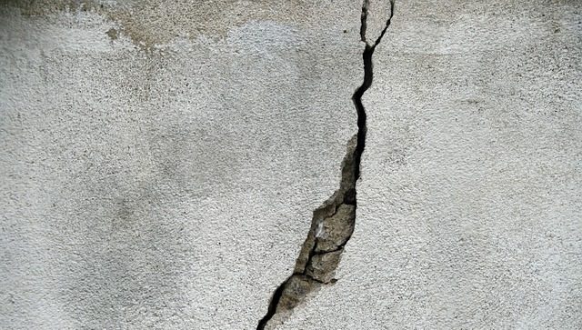 cracked concrete walls