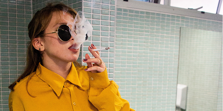How to smoke in the bathroom and not smell