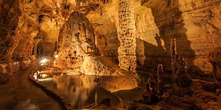 Discover Mysterious Cave at the Natural Bridge Caverns 