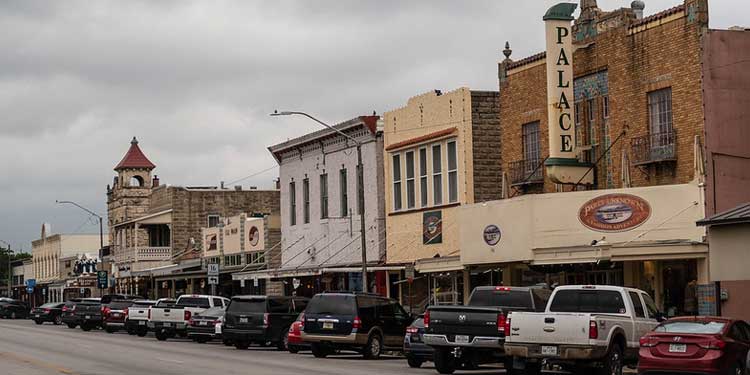 Go Shopping and Food Tour at Fredericksburg Main Street