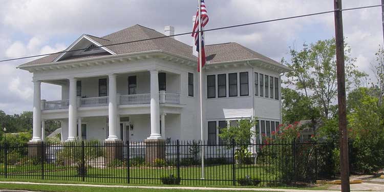 See the Historical Luxury House at the Chambers House Museum