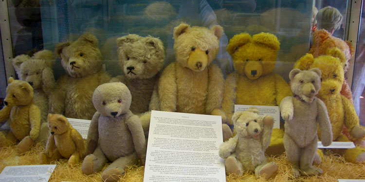 Visit Susan Quinland Doll & Teddy Bear Museums and Library 