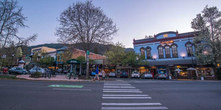 Shopping and Fine Dining at Downtown Ashland