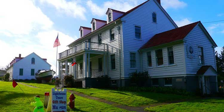 Umpqua River Lighthouse Museum Giftshop and Coastal Visitors Center